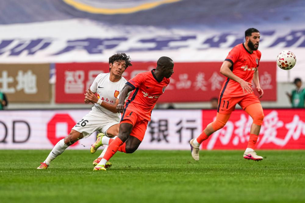 詹姆斯独占多个历史第一 湖人球员打高尔夫合影东契奇靠边站